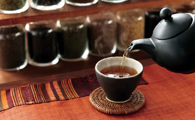 お茶を注ぐイメージ